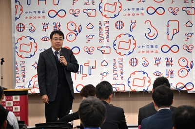 フォーラムであいさつする田中武憲教授（社会連携センター長）