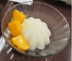 近大マンゴーをミルクゼリーに添えて