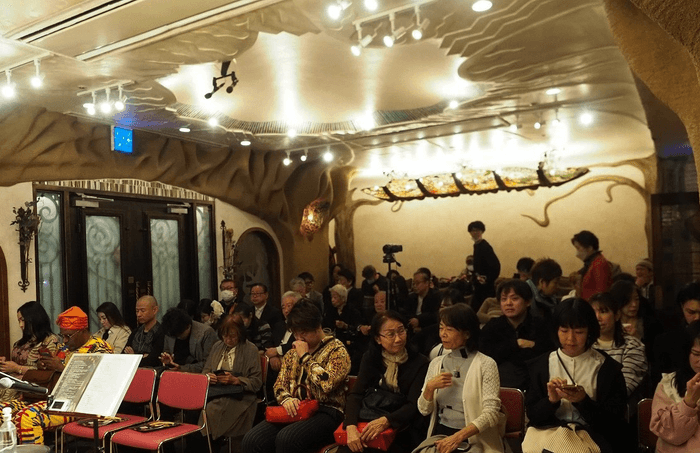 開演前のホール