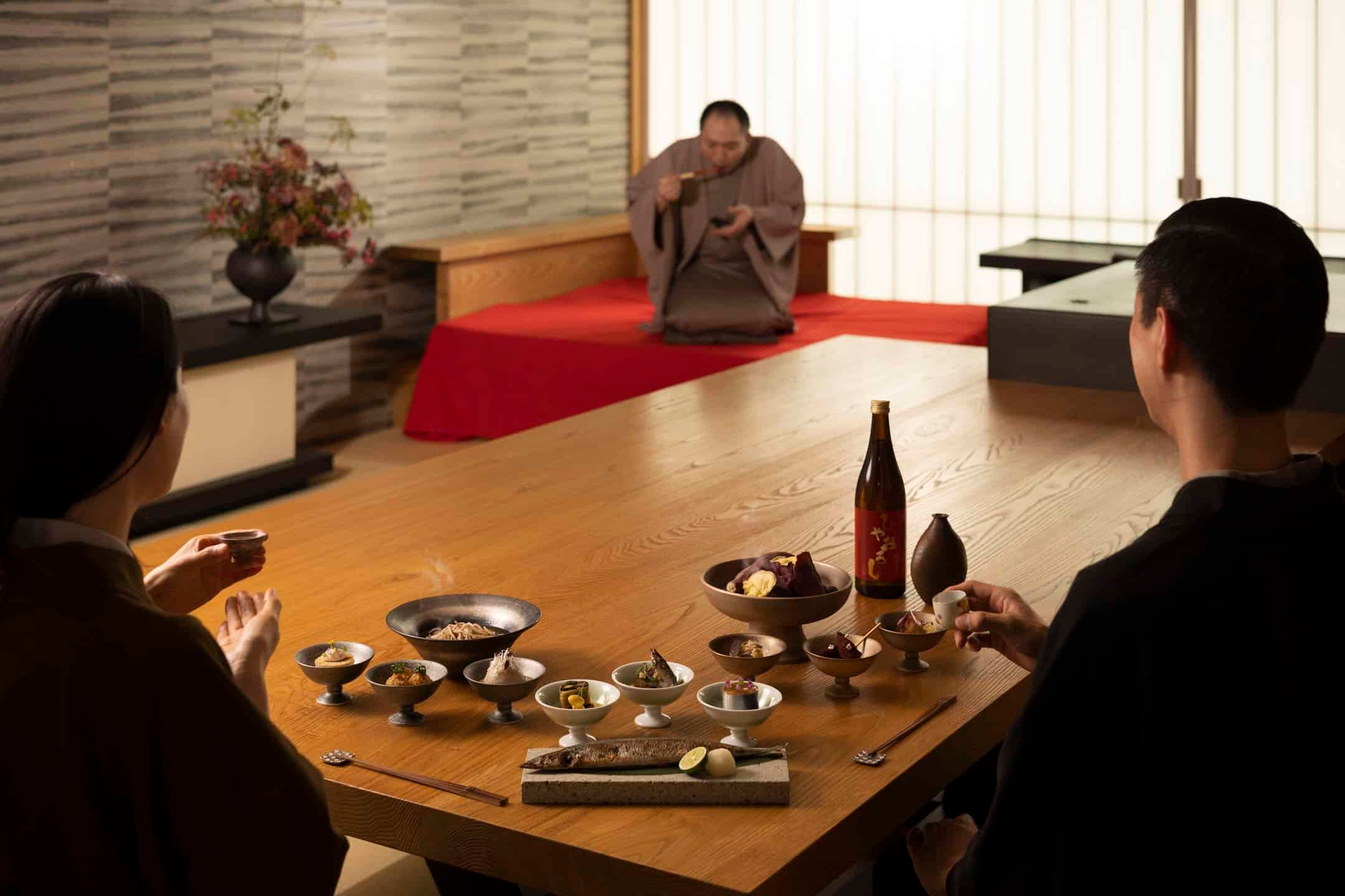 【星のや東京】落語協会所属の真打「玉屋柳勢」による落語を聞き、話に出てくる秋の旬の味覚を堪能する「東京・ご馳走落語」開催|期間:2022年9月1日~11月30日