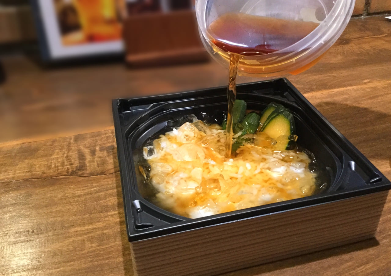 冷たいお出汁を注ぐ