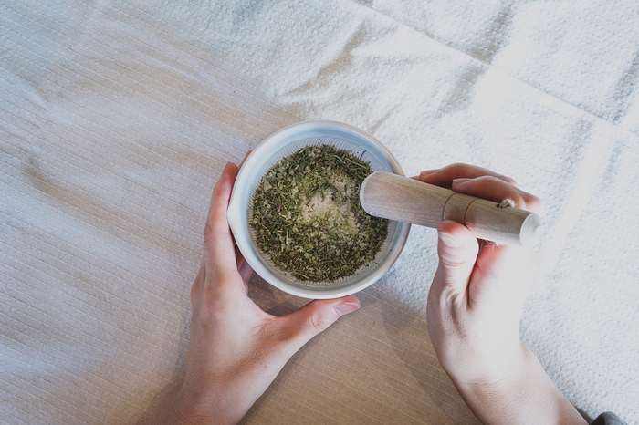 ハーブソルトを作っている場面