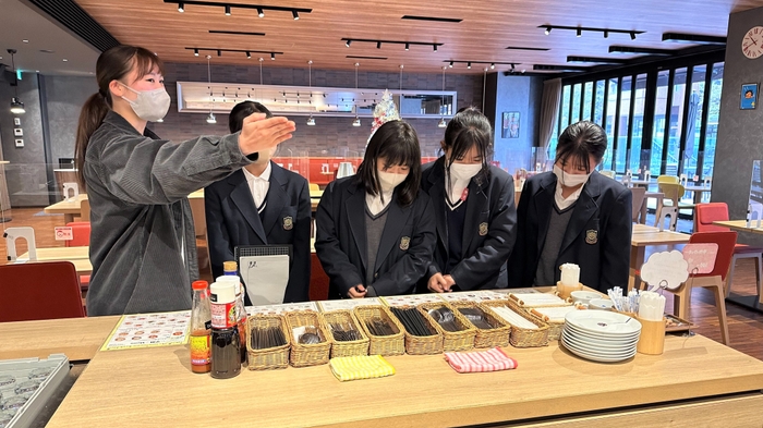 近隣中学校の大学見学会でのキャンパスツアー