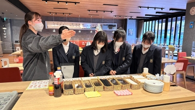 近隣中学校の大学見学会でのキャンパスツアー