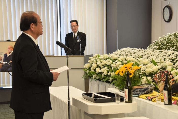 追悼の辞を述べる立花理事長