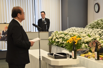 追悼の辞を述べる立花理事長