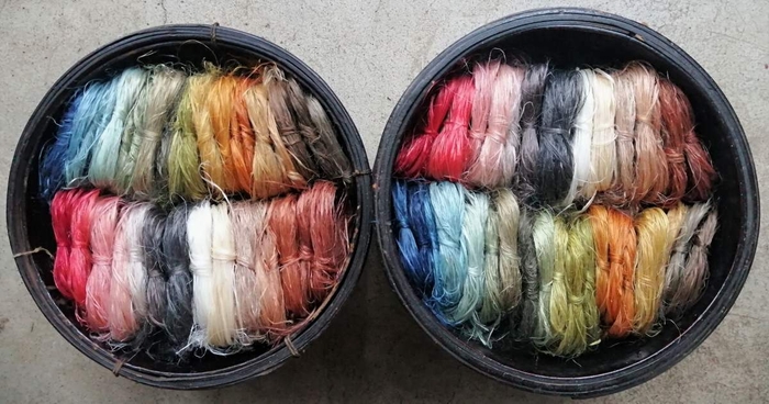 草木染めのからむし繊維を綯う 草縄腕輪づくり