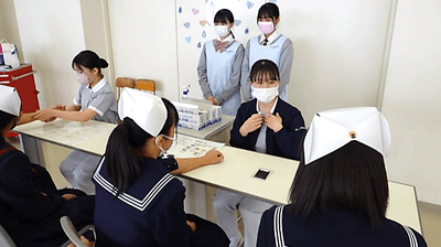 昨年度オープンスクールでの看護体験の様子