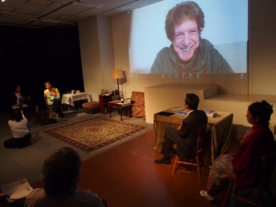 初演時のアフタートーク　アメリカのロバート氏がオンラインで参加する様子