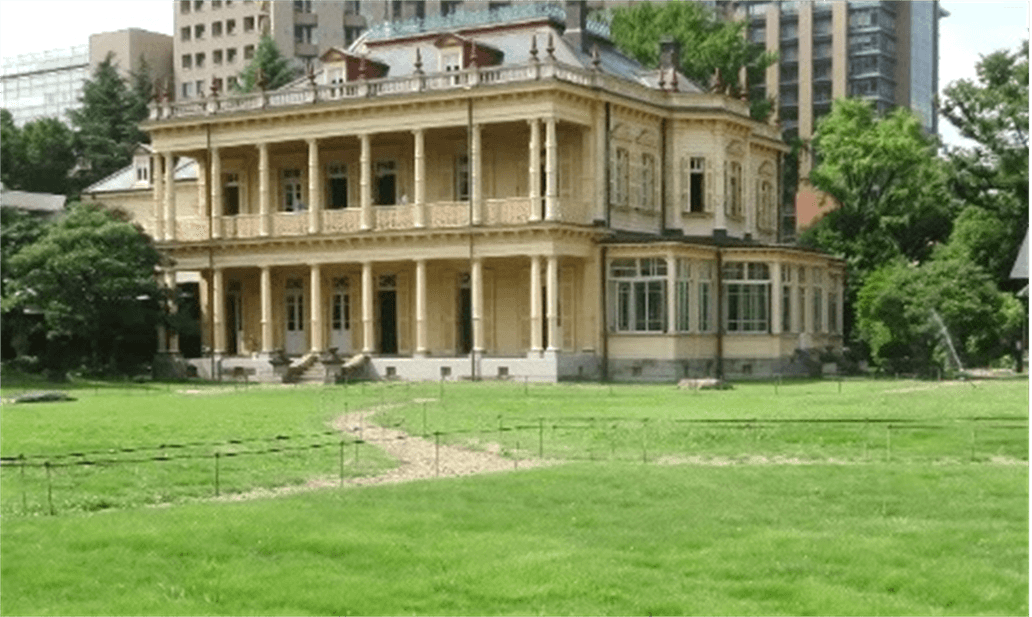 復元後の芝庭の様子