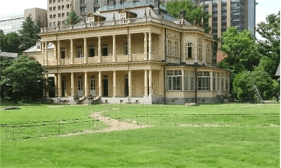 復元後の芝庭の様子