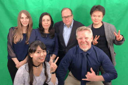 収録時のシーンから！声優、ナレーター、俳優として、外国人とともに活躍中！