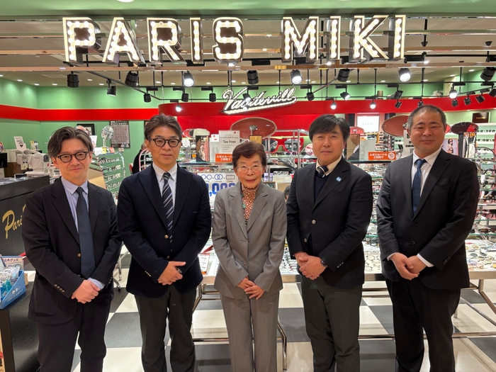 (写真左より)株式会社パリミキ 営業本部長 成尾 斗夢、株式会社パリミキ 代表取締役社長 恒吉 裕司、 NPO法人しんぐるまざあず・ふぉーらむ・福岡 理事長 大戸 はるみ様、NPO法人SOS子どもの村JAPAN事務局次長 藤本 正明様、 NPO法人いるか 理事長 田口 吾郎様