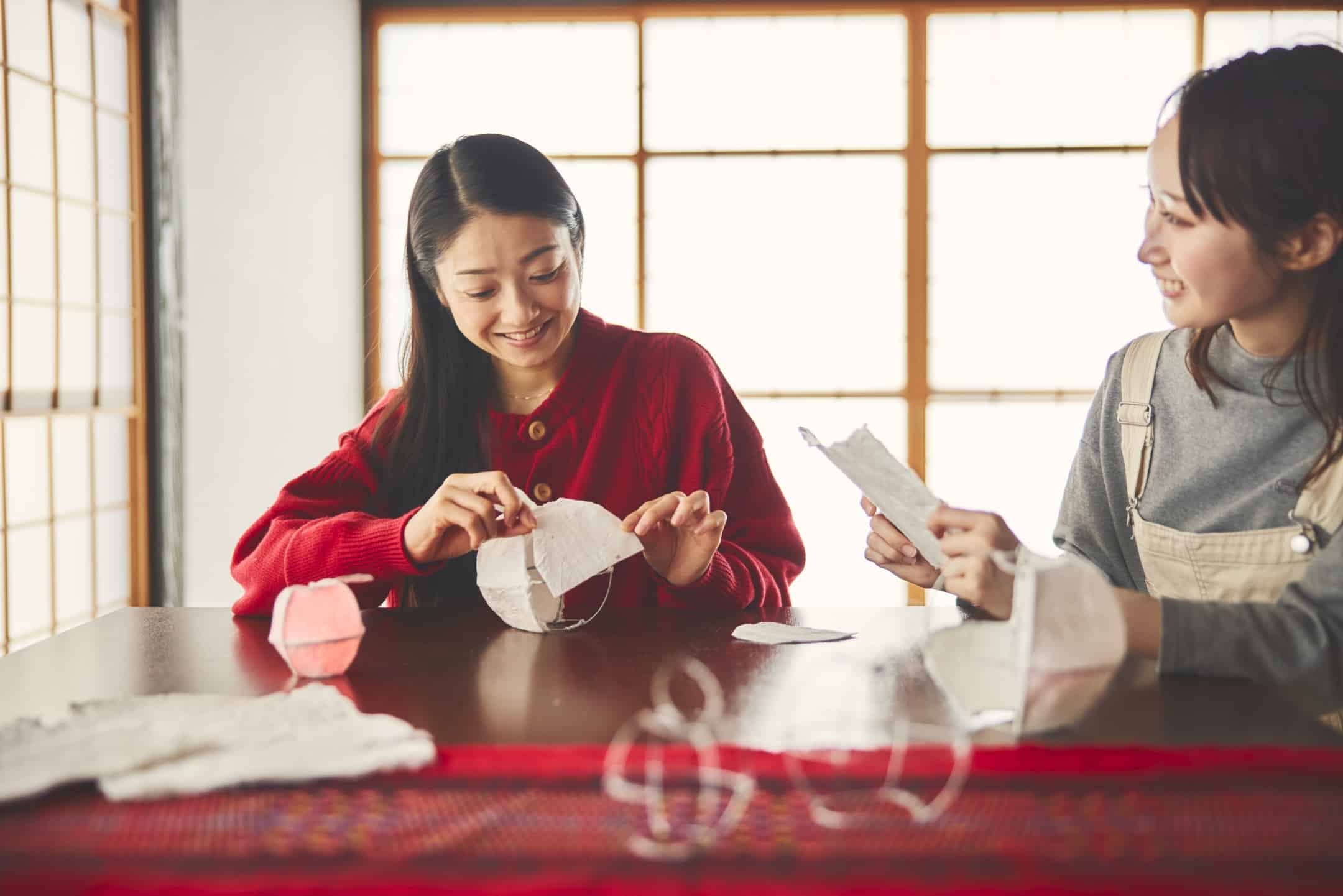 【青森屋】自分で漉(す)いたりんご輪紙(わし)を使ってりんご灯篭を作るアクティビティ 「私(わ)だげのりんごっこ作り」実施|期間:2022年9月1日~11月28日