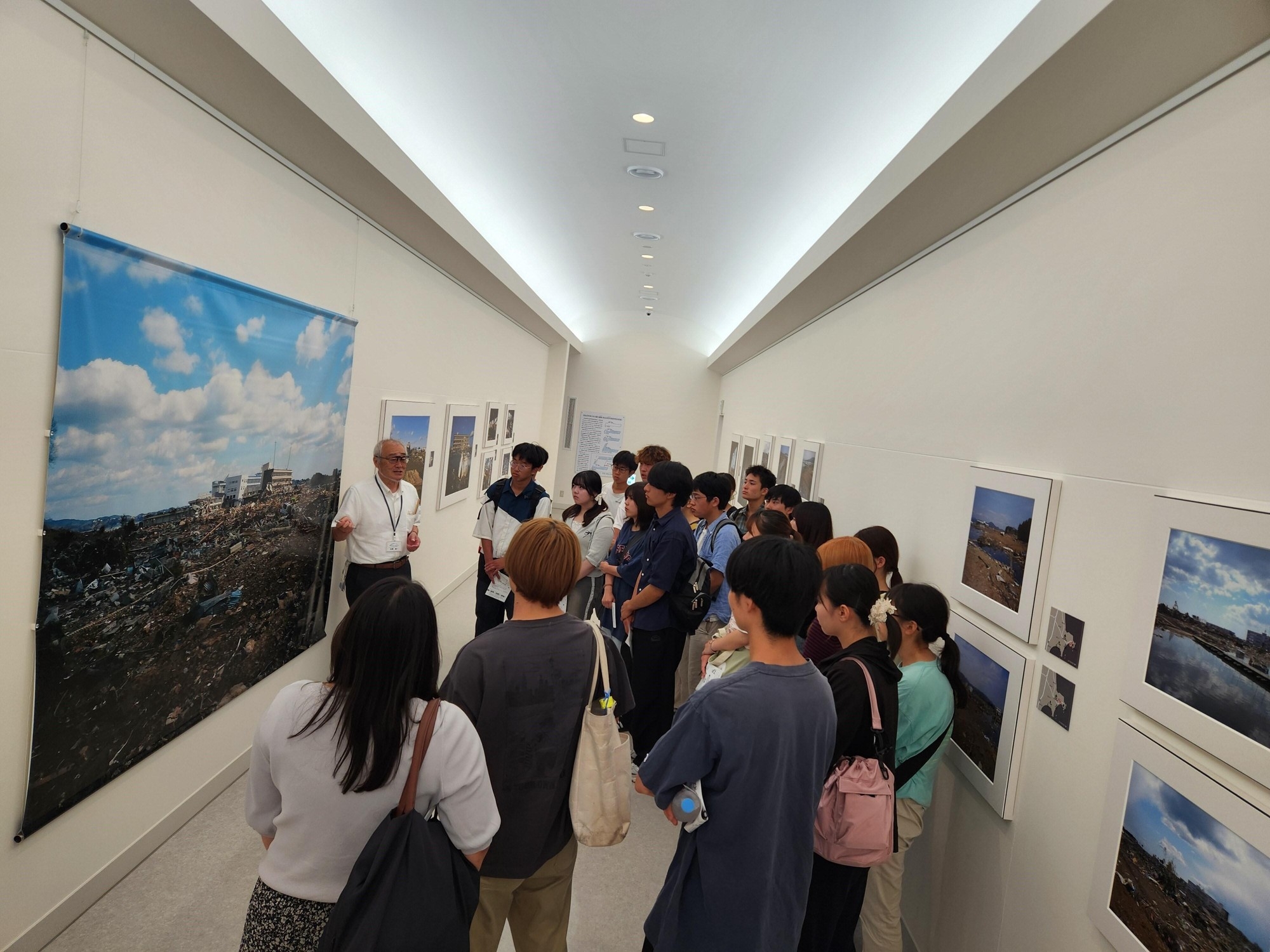 語り部の解説を聞く学生たち