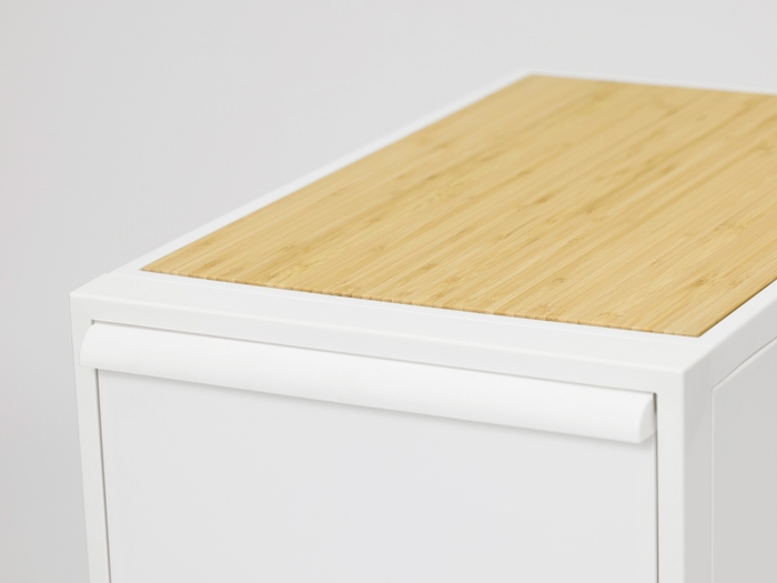 竹製天板を載せると凹凸が少なくなるため、ホコリなどもサッと拭き取れます