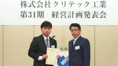 社員賞を受賞した技術部の小室（左）と代表・若林（右）