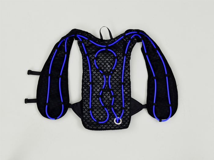 ウエアに張り巡らされたチューブに冷水を循環させ、ダイレクトに体を冷やす！