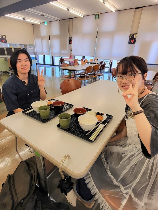 天白キャンパス「グラン亭・ミラノ」で朝食を楽しむ学生