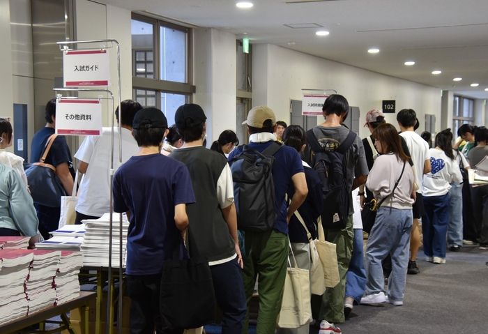 受付で入試ガイドなどを配布
