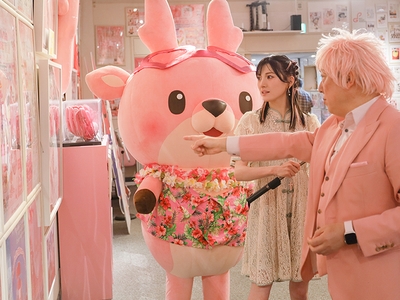 岩下の新生姜ミュージアムを見学する岡田奈々さん（岩下社長がご案内）