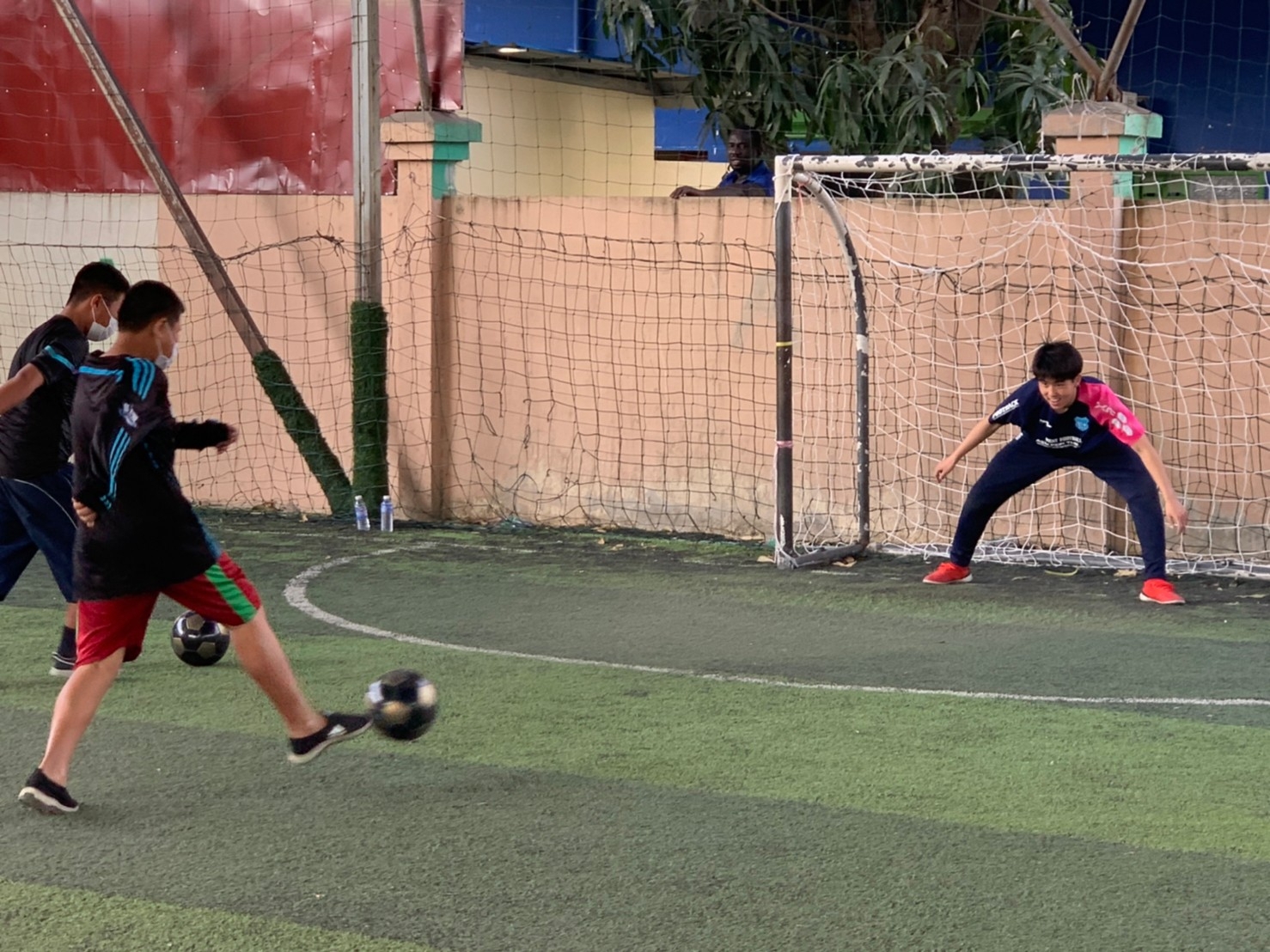 ゴールめがけて見事なキック!