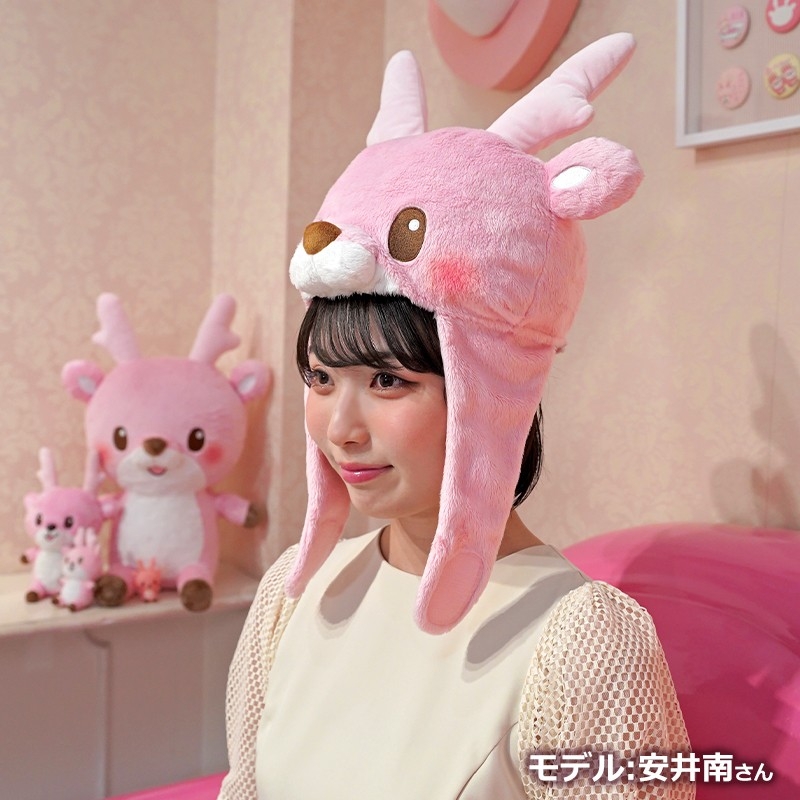 イワシカちゃんぬいぐるみキャップを被った安井南さん