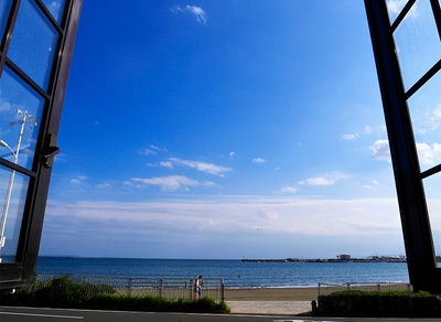 オーシャンビューのカフェでビールをお楽しみいただけます