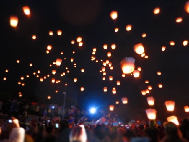 ▲春の夜空にランタンを飛ばそう!(写真はイメージ)