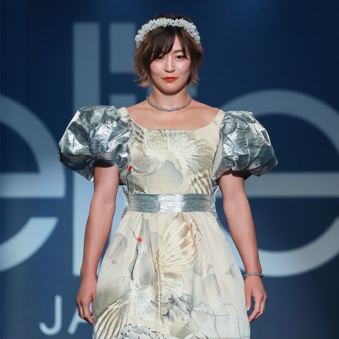 2024年に開催されたelite Japan(モデル事務所)のファッションショーでは、パリ五輪柔道女子48キロ級金メダリストの角田夏実さんが、柔道着をモチーフにした奏音ドレスを着て人生初のランウェイを披露し、話題となりました
