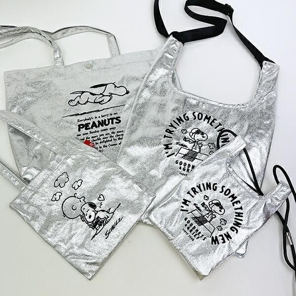 ROOTOTEコラボでおしゃれさん確定！スヌーピーのシルバーバッグ。