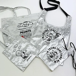 ROOTOTEコラボでおしゃれさん確定！スヌーピーのシルバーバッグ。