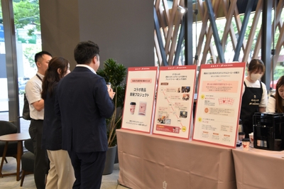 ATグループとのコラボやコーヒーのコンセプトなどを説明するパネルも