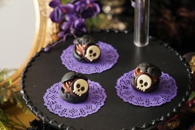 ▲ “邪悪な心”竹炭シュークリーム チョコレートのガナッシュ・チョコレートクリームが入っており、2つの異なる食感のシュー。“邪悪な心”を表現。