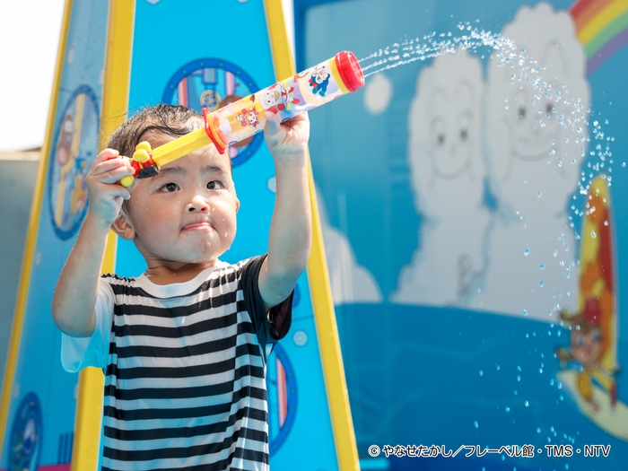 水でっぽうで遊んでいる様子