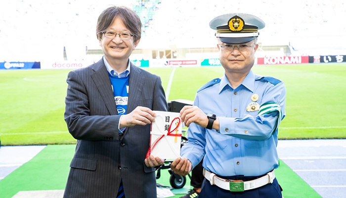SBI損保社長の五十嵐と大分中央警察署の木村署長 ©OITA.F.C.