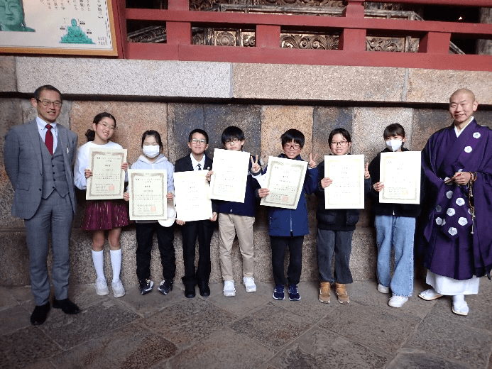 (表彰後の記念撮影。右は東大寺執事長・上司 永照師、左は当協会理事長・高田 忍)