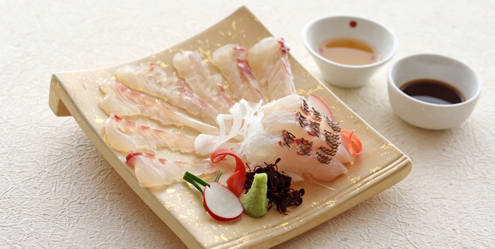 造里:鳴門鯛薄造り 松皮造り