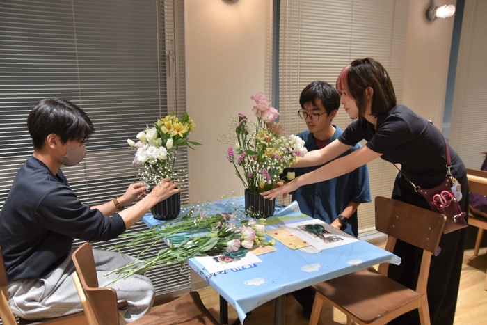 名古屋ウエディング&フラワー・ビューティ学院の学生からアドバイスを受ける男子学生