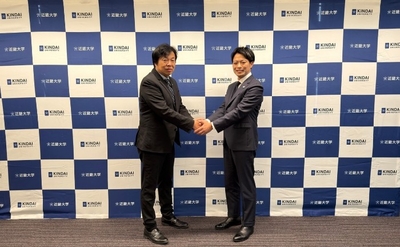 近畿大学長　松村到（左）、グーグル・クラウド・ジャパン合同会社　執行役員　和泉綾志氏（右）
