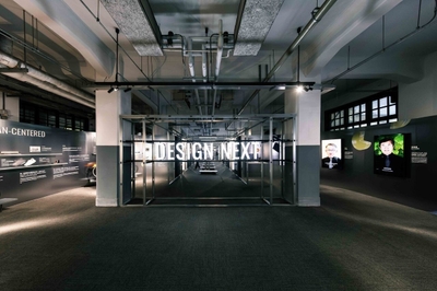 DESIGN NEXT（台湾デザインウィーク2025）のエントランスインスタレーション。光るタイポグラフィーと線形の構造が、デザインの未来を探求する旅へと来場者を誘う。