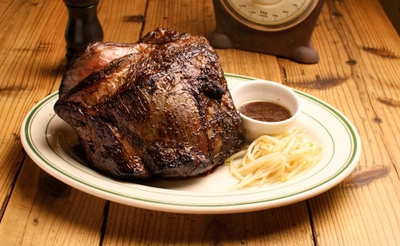  「漫画みたいな牛の塊肉」がついに登場！「マロリーポークステーキ」のプロデュースで海老名の「STEAK THUNDER」がリニューアル。4月1日17時にリニューアルオープン。ステーキは150g1,290円〜。オープン記念で4月11日まで生ビールメガジョッキ390円、ハイボール等メガジョッキ290円に。