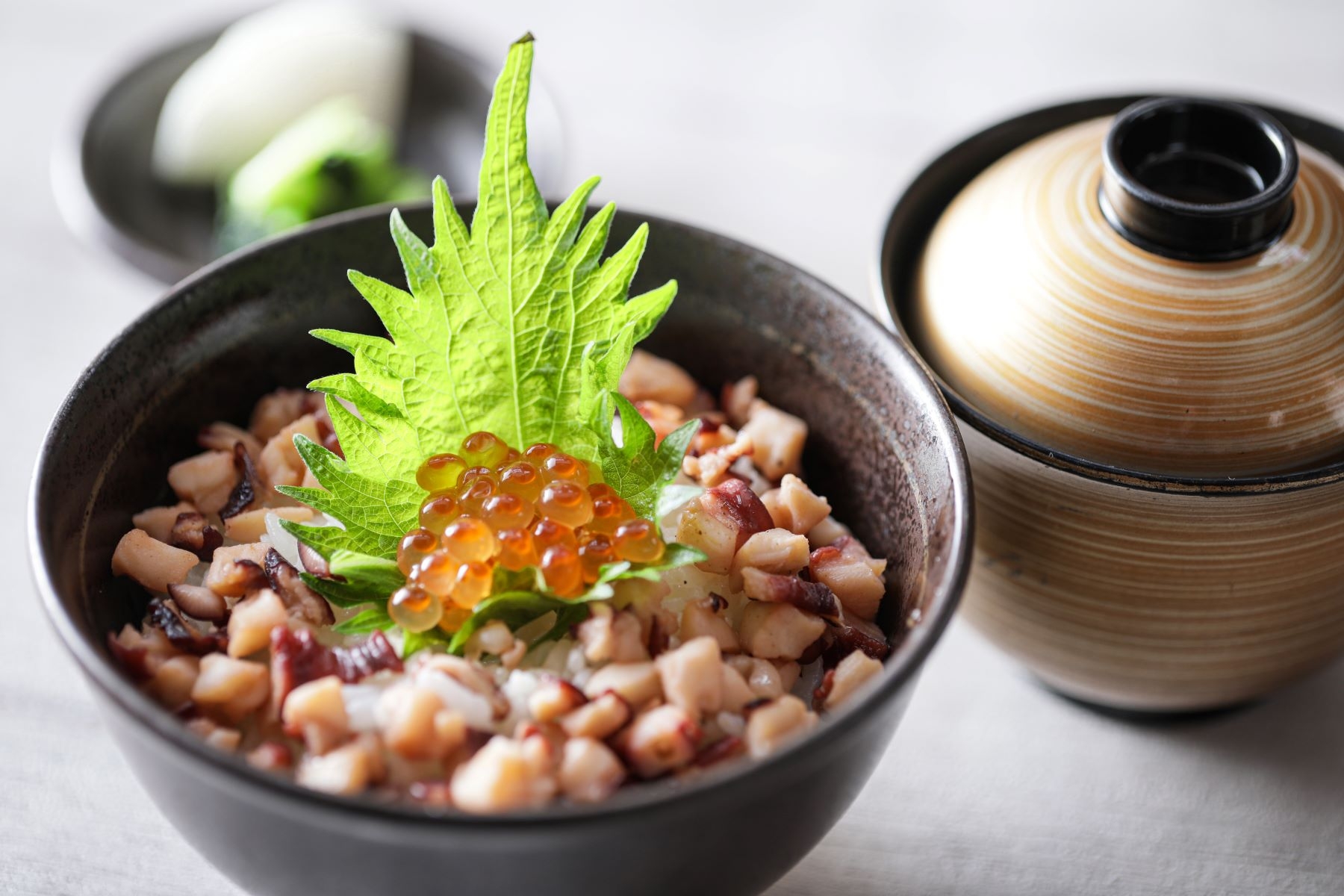 稚内産水蛸とイクラ 大葉の炒め御飯/赤出汁と香の物