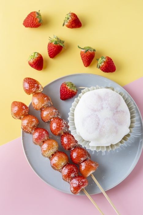 左:7粒いちごあめ串、右:1.7倍!!!いちごショート大福