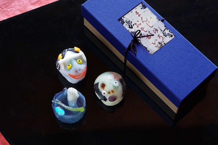 外箱から不気味さな雰囲気を味わえます。