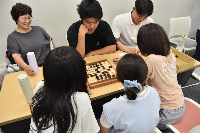 本学学生と対戦する中日青葉学園の児童