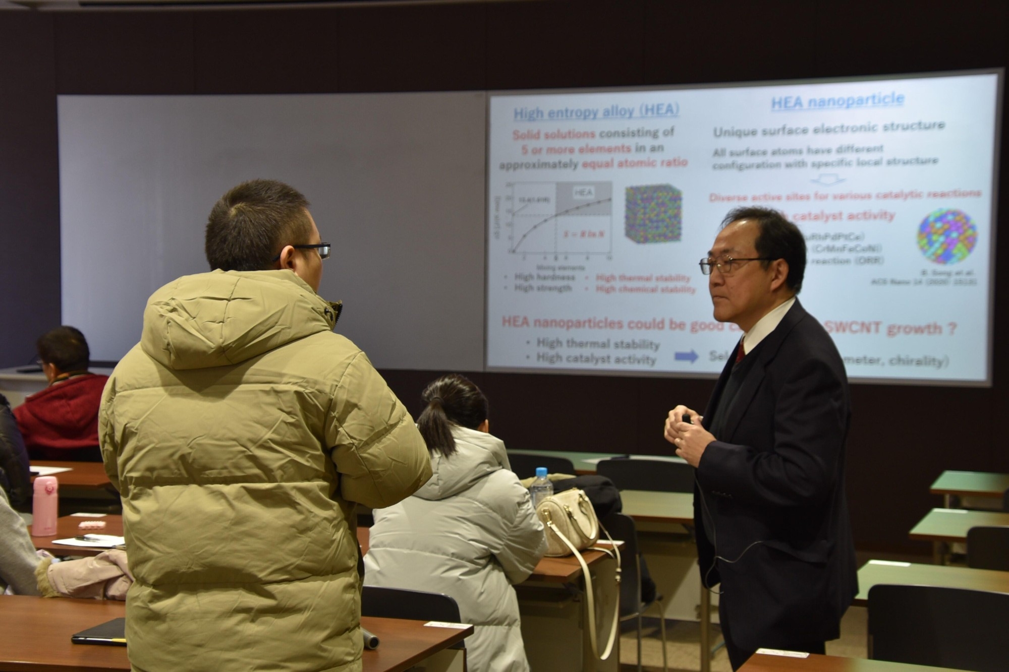 中国人学生からの質問に答える丸山教授(右)