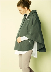 スタイルも気分も一新！さっと羽織れるコムサ・ブロンドオフのフーデッドポンチョ