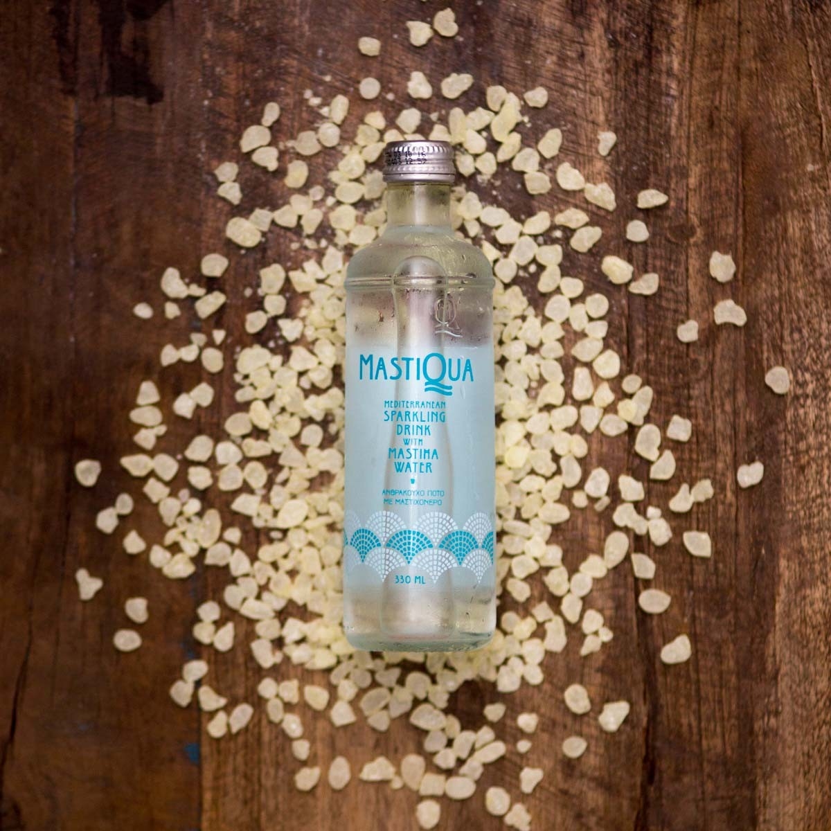 マスティック(マスティハ)ガムの上に横たわるMASTIQUA