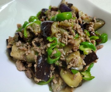 かぐらなんばんとナスとひき肉の炒め物